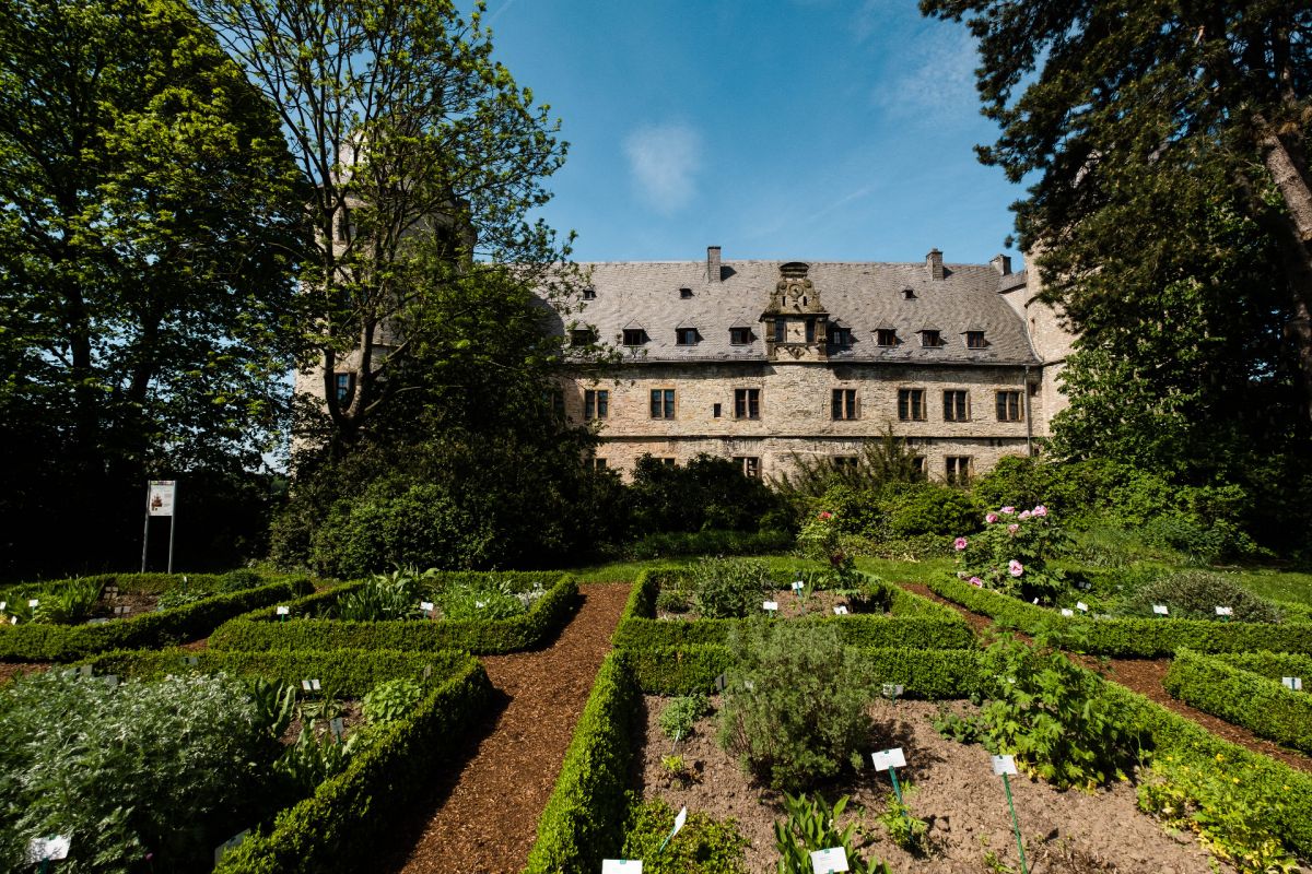 Staudenbörse am Sonntag, 28. April von 11 – 17 Uhr an der Wewelsburg